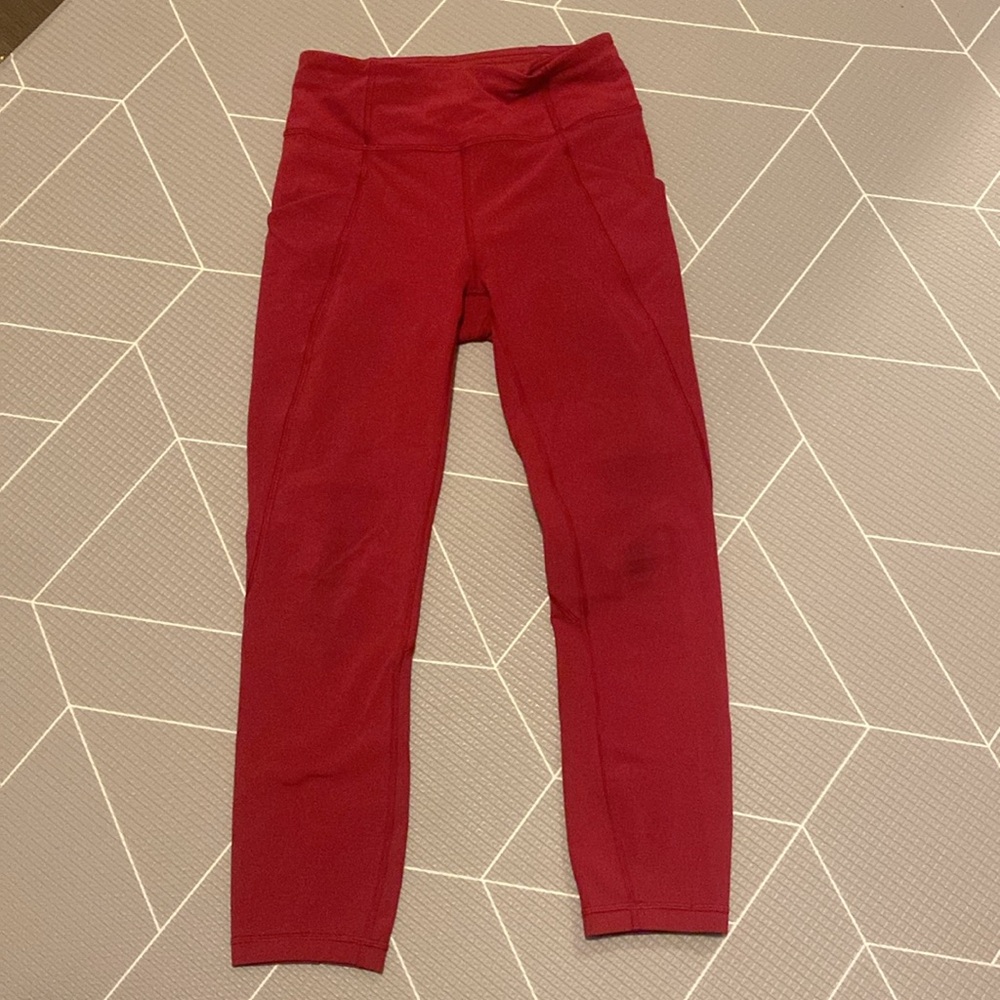 Beautiful Red Lulu crop tight
